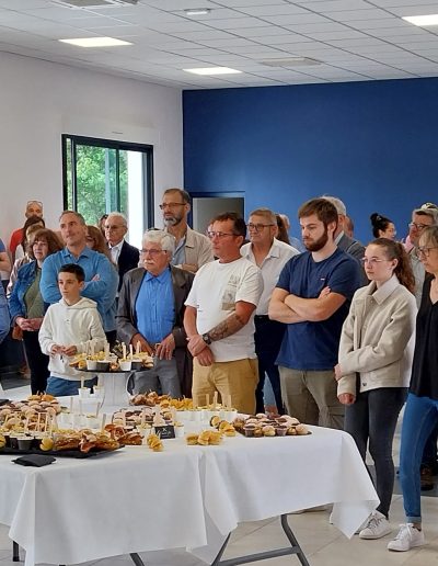 Galerie, photo des gens de la commune dans la salle avec un apéritif