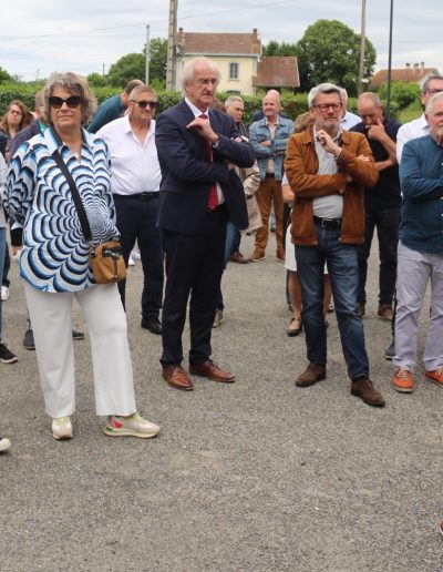 Galerie, rassemblement des gens de la commune pour l'inauguration