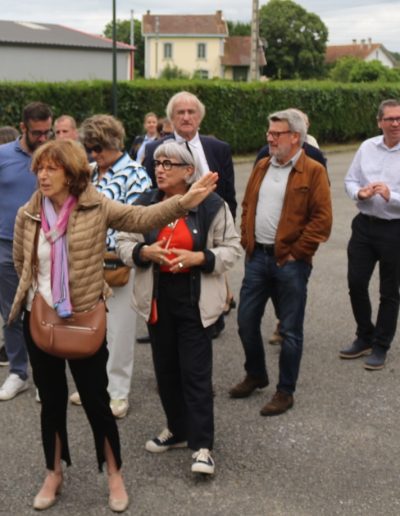 Galerie, rassemblement des gens de la commune pour l'inauguration