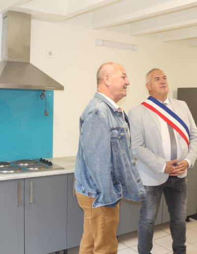Galerie, photo du maire dans la cuisine de la salle communale