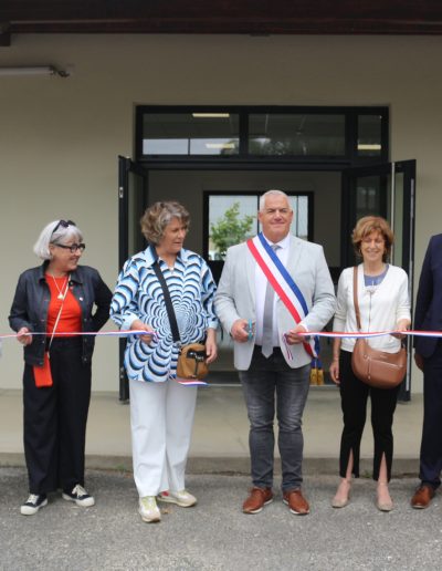 Galerie photo de la l inauguration de la salle le maire coupe le bandeau