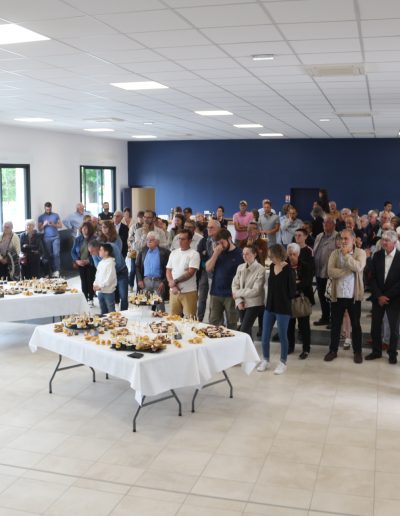 Galerie, photo des gens de la commune dans la salle avec un apéritif